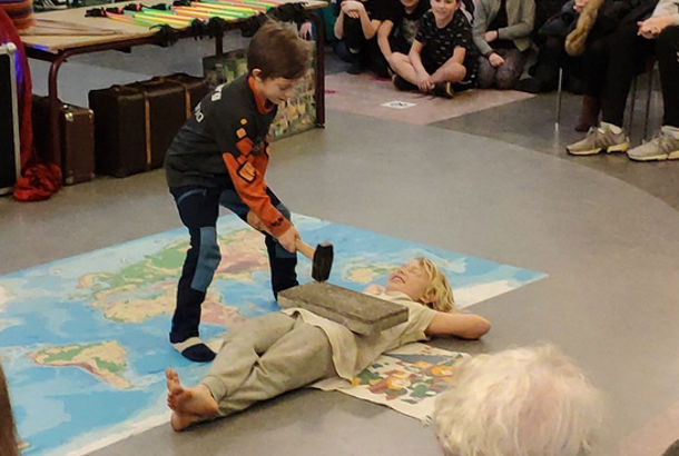 Et modigt barn med hård mave