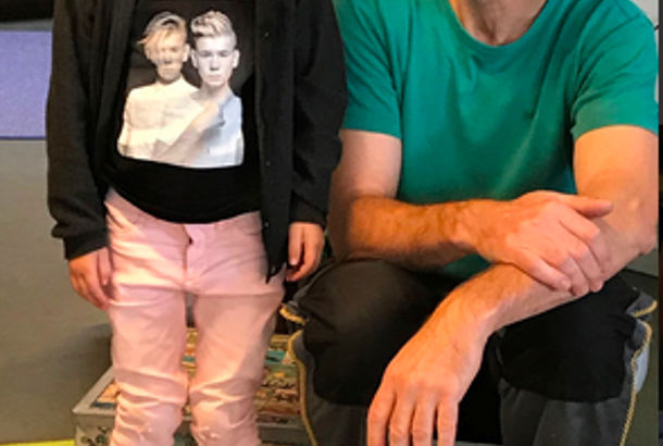 Modigt barn står på glasskår