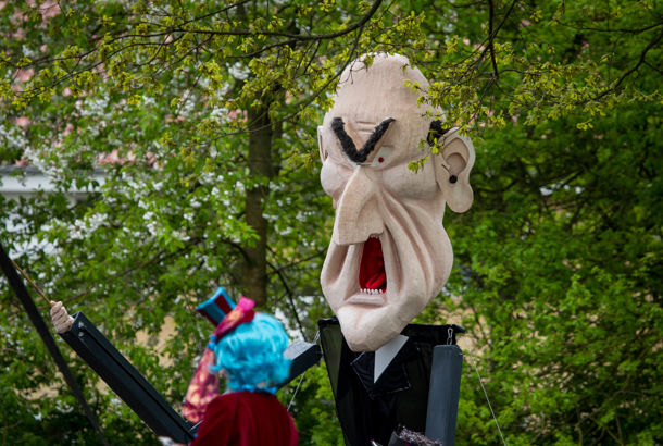 Gadeteater, sur mand, kolobritt