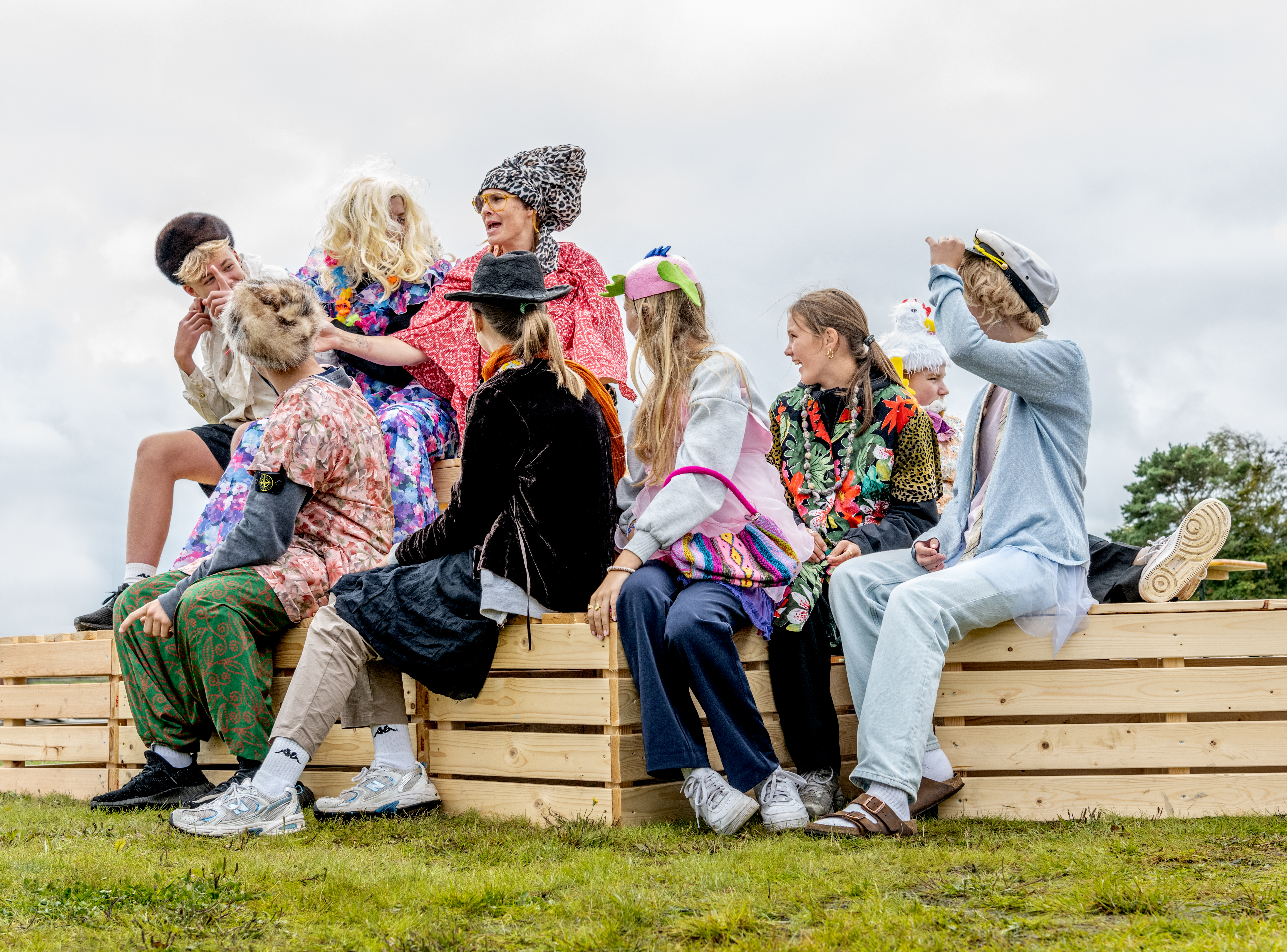 Foto: Mette Johnsen. Motiv: Kunstner og børn i kostumer.