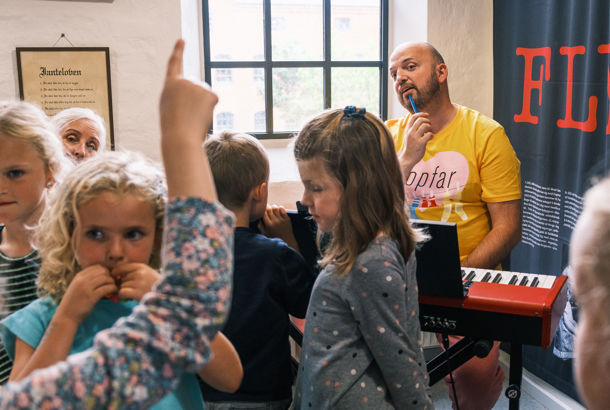 Workshop: Skriv en Skråler med PopFar på Kulturmødet 2024. Foto af Claire Chevalley