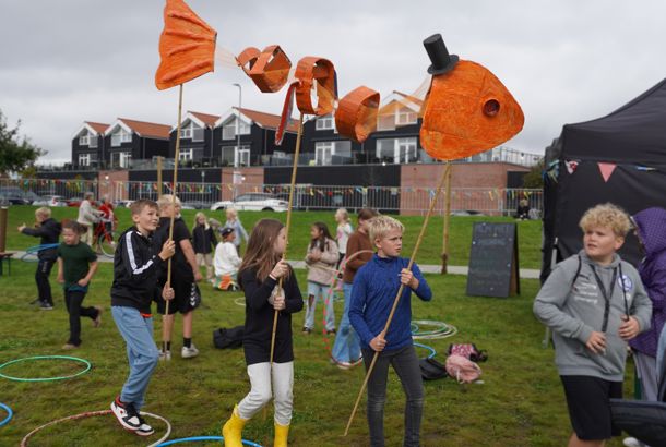 Gadeteater, fisk båret af børn til kulturmødet