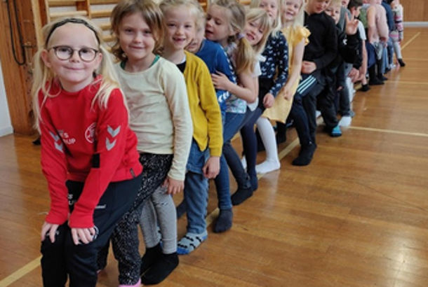 Akrobaterne sidder på hinandens knæ