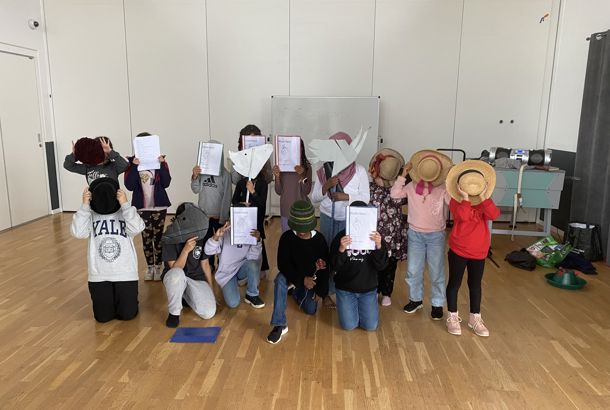 Børn fra børneklubben i "Fælleshuset" spiller Klods Hans. 